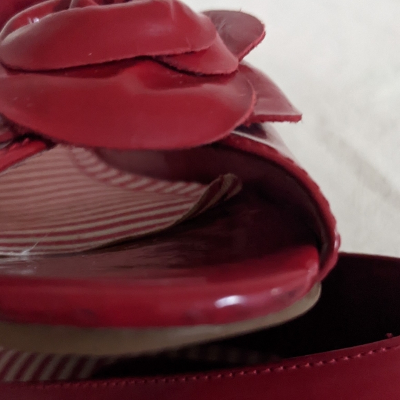 Red Slip On Sz 7 Flower Peep Toe Comfort Low Wedge Shiney Patent Coastal Grandma - Picture 8 of 16